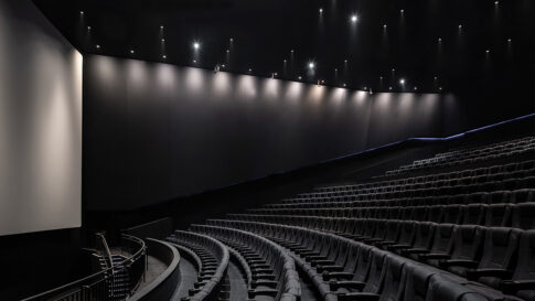 デジタルシネマパッケージを使用する劇場のイメージ
