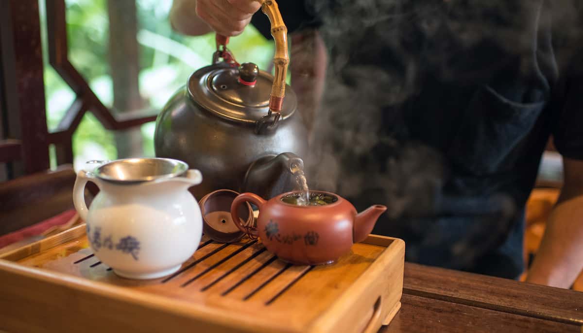 本格的に台湾茶を楽しむなら適量の茶葉をお湯で淹れる