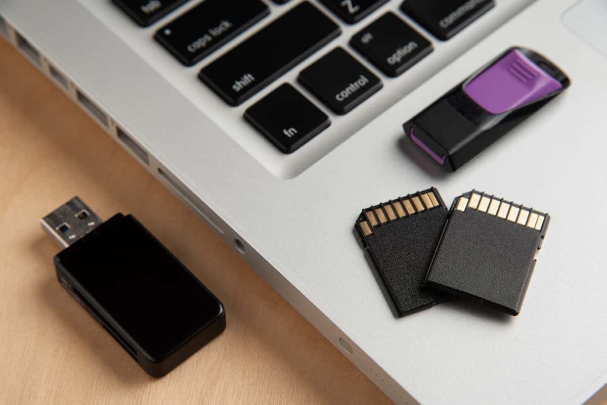 USBメモリスティックやSDカードを使う場合