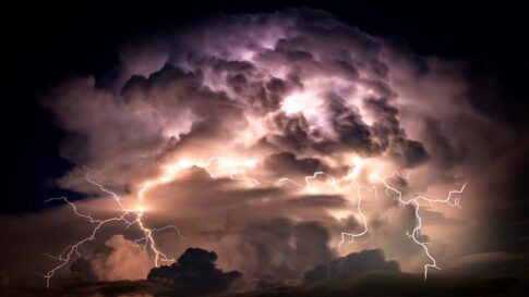 雷が怖いのに雷が鳴った時の対処法を分かりやすく解説